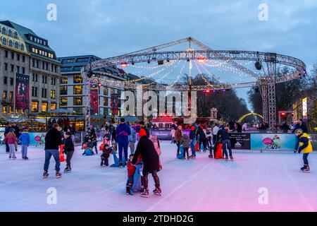 Pista di pattinaggio su ghiaccio Kö on Ice, all'estremità settentrionale di Königsallee, mercato di Natale, a Düsseldorf, NRW, Germania Foto Stock