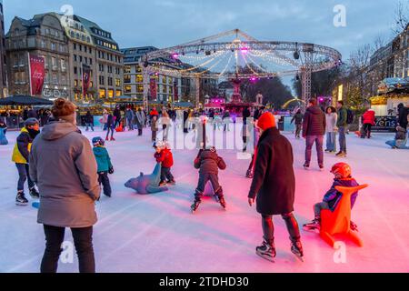 Pista di pattinaggio su ghiaccio Kö on Ice, all'estremità settentrionale di Königsallee, mercato di Natale, a Düsseldorf, NRW, Germania Foto Stock