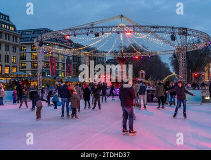 Pista di pattinaggio su ghiaccio Kö on Ice, all'estremità settentrionale di Königsallee, mercato di Natale, a Düsseldorf, NRW, Germania Foto Stock