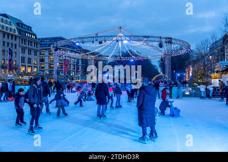 Pista di pattinaggio su ghiaccio Kö on Ice, all'estremità settentrionale di Königsallee, mercato di Natale, a Düsseldorf, NRW, Germania Foto Stock