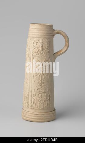 Tankard (schnelle) con gli stemmi di Amburgo e Lübeck, anonimo, c. 1591 - c. 1600 brocca (schnelle) di grès con corpo cilindrico, leggermente conico e orecchio a c. Profili sopra il piede e sotto il bordo. Sul corpo in rilievo tre volte un compartimento allungato stampato e imposto con l'arma di Amburgo al centro con le iscrizioni 'Hambrens' e '1591'. Sotto un'arma con un castello, indossato da due leoni. Su entrambi i lati di questo il Wapen van Lübeck con le iscrizioni "LVBICENSIS", "1591" e la firma "H.H.". Sotto un'arma con Giovanni Battista, indossato da due Foto Stock