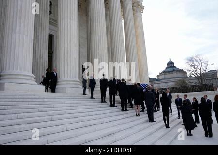 Washington, USA. 18 dicembre 2023. Lo scrigno drappeggiato dalla bandiera del giudice della Corte Suprema in pensione Sandra Day o'Connor arriva alla Corte Suprema di Washington, lunedì 18 dicembre 2023. O'Connor, nativa dell'Arizona e la prima donna a servire nella corte più alta della nazione, morì il 1 dicembre, all'età di 93 anni. (Foto di Alex Brandon/Pool/Sipa USA) credito: SIPA USA/Alamy Live News Foto Stock