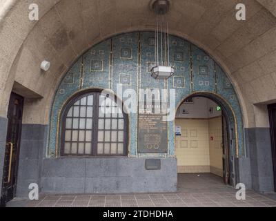 Porta d'ingresso in stile art deco per l'ingresso pedonale all'edificio del tunnel nord, il tunnel dell'Elba vecchia, Amburgo, Germania. Foto Stock