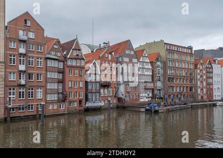 Proprietà sul canale Nikolaifleet, quartiere Speicherstadt, Amburgo, Germania. Foto Stock