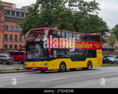 Un autobus turistico hop-on hop-off Stadtrundfahrt ad Amburgo, Germania. Foto Stock