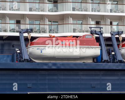 Primo piano di una scialuppa di salvataggio sulla Mein Schiff 6 (TUI Cruises) ormeggiata nel terminal delle navi da crociera Ostseekai, Kiel, Germania. Foto Stock