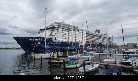 Panorama del Mein Schiff 6 (TUI Cruises) ormeggiato nel terminal delle navi da crociera Ostseekai, Kiel, Germania. Foto Stock