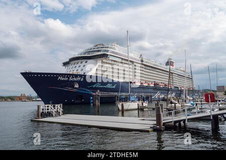 Il Mein Schiff 6 (TUI Cruises) ormeggiava nel terminal delle navi da crociera Ostseekai, Kiel, Germania. Foto Stock