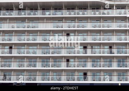 Primo piano delle cabine con balcone sulla Mein Schiff 6 (TUI Cruises) ormeggiate nel terminal delle navi da crociera Ostseekai, Kiel, Germania. Foto Stock