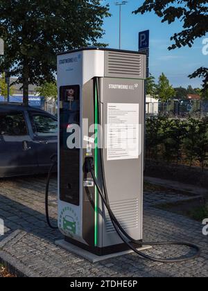 Un punto di ricarica Stromfahrer Electric Vehicle appartenente alla Stadtwerke Kiel di Kiel, Germania. Foto Stock