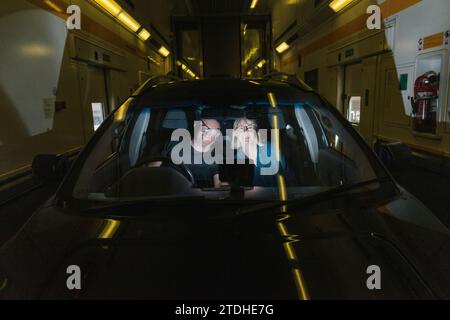 Una coppia si è seduta in macchina sull'Euro Tunnel viaggiando dalla Francia all'Inghilterra in vacanza. Foto Stock