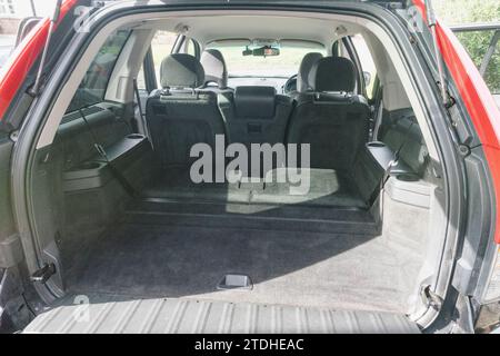 Foto di un grande SUV Volvo XC90 4x4 parcheggiato su un vialetto di accesso suburbano britannico Foto Stock