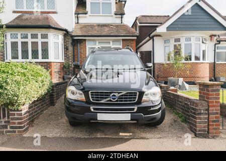 Foto di un grande SUV Volvo XC90 4x4 parcheggiato su un vialetto di accesso suburbano britannico Foto Stock