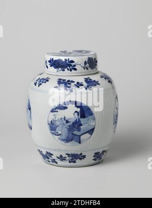 Vaso coperto ovoide con fianchi scanalati e figure in medaglioni, anonimo, c. 1700 - c. 1724 vaso coperchio a forma di uovo in porcellana con parete a coste e coperchio piatto, verniciato in blu scuro. Nella parete a coste sono stati salvati quattro medaglioni con una donna (lunghi lijs) in un giardino recintato per un padiglione con alberi e rocce; intorno al piede e alla spalla una fascia con rami di fiori (splendidanjer, peonia, camelia); il bordo del coperchio con rami di frutta (pesca), la parte superiore con tre ragazzi che giocano (sciocchi) in un giardino recintato. Contrassegnato sul lato inferiore con il marchio di sei personaggi di Keizer Chengua in doppio Foto Stock