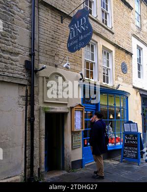 Uomo che guarda il menu' fuori dal ristorante Sally Lunn's Eating House. Dicembre 2023. Foto Stock