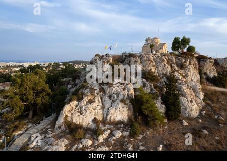 Vista dall'alto aerea con droni della chiesa cristiana di san profitis elias sulla roccia. Zona di Protaras Cipro Foto Stock