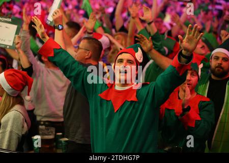 Alexandra Palace, Londra, Regno Unito. 18 dicembre 2023. 2023/24 PDC Paddy Power World Darts Championships Day 4 Evening Session; tifosi delle freccette in abiti eleganti. Credito: Action Plus Sports/Alamy Live News Foto Stock