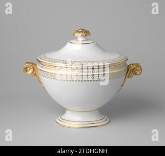 Tureen con rotoli floreali stilizzati, anonimo, c. 1800 - c. 1810 terrina ovale di porcellana su base alta, spalmabile e con due manici di vigne a foglia e riccio con rosetta. Il bordo è leggermente rientrato. Dipinto sullo smalto in oro. Sul bordo e al di sotto di esso un cinturino di foglie e fiori stilizzati. Sul piede linee d'oro e una foglia vank. Porcellana francese. glassa. Pittura in oro (metallo) / doratura / vitrificazione terrina ovale di porcellana su base spalmabile e con due manici di vigne ricci e foglie con rosetta nel riccio. Il bordo è leggermente rientrato. Verniciato su Foto Stock