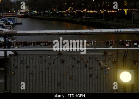 Molti lucchetti Love Lock/rimembranze sul ponte Peros - Horn Bridge, Bristol, Inghilterra. Dicembre 2023 Foto Stock