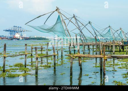 Reti da pesca cinesi a Fort Kochi Coatline, Kerala, India meridionale Foto Stock