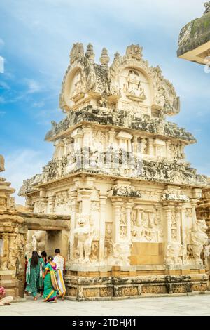 Antico ingresso del tempio di Kailasanathar decorato con statue di idol, Kanchipuram, regione di Tondaimandalam, Tamil Nadu, India meridionale Foto Stock