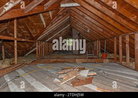 Prima dell'immagine durante l'inizio della ristrutturazione di un attico in una residenza. Foto Stock