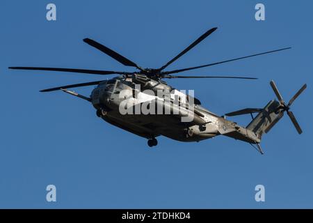 Sikorsky CH53E Super Stallion Helicopter con lo USMC Marine Heavy Helicopter Squadron 361 (HMH-361) conosciuto come "The Flying Tigers", vicino alla NAF Atsugi Foto Stock