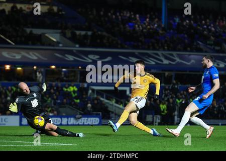 Cesare Casadei #7 di Leicester City tira in porta durante la partita del campionato Sky Bet Birmingham City vs Leicester City a St Andrews, Birmingham, Regno Unito, 18 dicembre 2023 (foto di Gareth Evans/News Images) Foto Stock