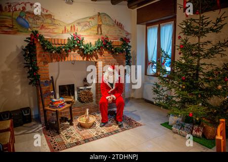 Bergamo Italia 10 dicembre 2023: Babbo Natale in casa in attesa di lettere per bambini per regali Foto Stock