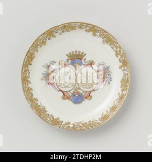 Piattino del 'servizio Swellengrebel' con monogramma a doppia corona e bordo con rotoli floreali, c. 1740 piatto di porcellana, dipinto sulla glassa in blu, rosso, rosa, verde, giallo, nero e oro. Sull'appartamento un monogramma a doppio specchio coronato con 'mva' e 'hstd' circondato da motivi a conchiglia, ricci e rami floreali; il bordo interno con una fascia di viti floreali. Il muro è stato rotto. Prestazioni europee con colori e-mail. Porcellana cinese. glassa. Pittura oro (metallo) / doratura / vetrificazione piatto di porcellana, verniciato sullo smalto in blu, rosso, rosa, verde, giallo, nero e oro. Sul Foto Stock