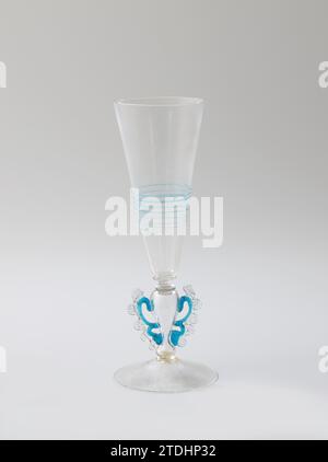 Vetro ad ala con filo a spirale blu, anonimo, c. 1800 - c. 1900 vetro ad ala su base piatta, tronco a balaustra con due ali blu e dieci cialde piatte. L'alto calice a forma di imbuto è decorato con un filo a spirale blu. Vetro di Venezia Ala di vetro su base piatta, tronco a balaustra con due ali blu e dieci waffle piatti. L'alto calice a forma di imbuto è decorato con un filo a spirale blu. Vetro di Venezia Foto Stock