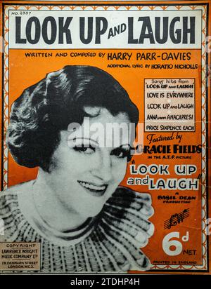 Copertina vintage degli anni '1930 per Look Up and Laugh, scritta e composta da Harry Parr-Davies, testo aggiuntivo di Horatio Nicholls con Gracie Fields. Foto Stock