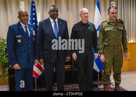 Tel Aviv, Israele. 18 dicembre 2023. Da sinistra a destra: Il presidente degli Stati Uniti dei capi comuni, il generale C.Q Brown, il segretario alla difesa statunitense Lloyd Austin, il ministro della difesa israeliano Yoav Gallant e il capo di stato maggiore israeliano Herzi Halevi si mettono insieme prima di un incontro bilaterale, a sinistra, il 18 dicembre 2023 a Tel Aviv, Israele. Crediti: Chad McNeeley/DOD Photo/Alamy Live News Foto Stock