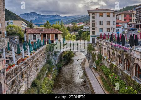 Potes, Cantabria, Spagna 08 04 2023: Potes Village, vista generale. A Potes, valle di Liebana, comunità Cantabria, Spagna. Foto Stock