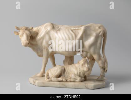 Gruppo scultoreo di mucca e vitello , 1800 - 1850 gruppo scultoreo di mucca e vitello, scultura naturalistica in alabastro giallo-bianco con vena marrone-grigio. La mucca in piedi è rivolta a sinistra con la testa lateralmente. Lì per un polpaccio disteso a destra con la testa diagonalmente in avanti. Nella parte posteriore un ceppo di alberi come supporto sulla base rettangolare con angoli smussati. Mucca e vitello dell'orecchio destro rotti. Paesi Bassi (forse) alabastro (minerale) gruppo di sculture di mucca e vitello, scultura naturalistica in alabastro giallo-bianco con vena marrone-grigio. La mucca in piedi è rivolta a sinistra con la testa S. Foto Stock