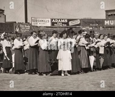 Food Administration - Anti-Waste Campaign - War Savings Stars Carnival, Polo Grounds, New York. Sezione del coro "Elia" che canta 1918 Foto Stock