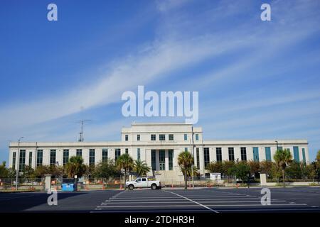 Presenza federale: L'edificio dell'FBI a Mobile, Alabama, sotto un ampio cielo blu, simboleggiante la legge e l'ordine. Foto Stock