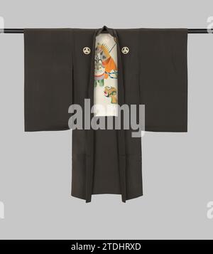 Boys haori with Toys, 1920 - 1940 haori per un ragazzo per un kimono formale per la prima visita ad un santuario shintoista (Miyamairi Kimono), con una decorazione di giocattoli sul rivestimento: Un cane, un cervo, un coniglio, un cavallo da hobby, un giro, un sonaglino e una tromba. Seta nera lucida (habutae). Fodera in seta bianca con decorazione Yuzen dipinta. Cinque armi di famiglia (mon) di tre foglie di quercia (Kashiwa). Set con AK-RAK-2009-95-A. Pittura in seta giapponese haori per un ragazzo per un kimono formale per la prima visita a un santuario shintoista (Miyamairi Kimono), con una decorazione di giocattoli sul rivestimento: Un cane, un cervo, un coniglio, un cavallo da hobby, un giro, Foto Stock