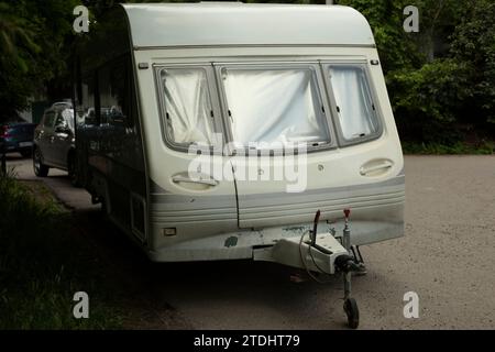 Caravan nel parcheggio. Rimorchio per auto. Auto per il viaggio. Rimorchio con posto letto. Foto Stock