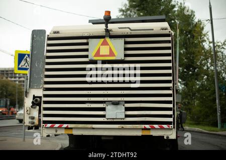 Posa di asfalto. Attrezzature per la costruzione di strade. Macchina per pavimentazione asfalto. Trasporto tecnico. Foto Stock