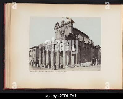 Vista del tempio di Antonino e Faustina sul foro Romano di Roma, Italia, Anonimo, 1870 - 1890 questa foto fa parte di un album. Tempel Van EN Faustina, stampa albumen di carta Roma. Forum romano questa foto fa parte di un album. Tempel Van EN Faustina, stampa albumen di carta Roma. Forum romano Foto Stock