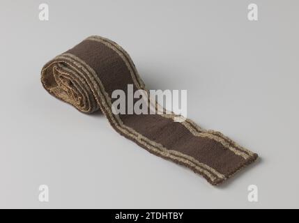 Loper, anonimo, c. 1800 - c. 1899 Un corridore di lana lavorata a maglia; di colore marrone-free con due bordi marrone chiaro su entrambi i lati; fissato su iuta con punti grossolani. Amsterdam (forse) lana. Una guida di lana lavorata a maglia; di colore marrone senza bordi marrone chiaro su entrambi i lati; fissata sulla iuta con punti grossolani. Amsterdam (forse) lana. Foto Stock