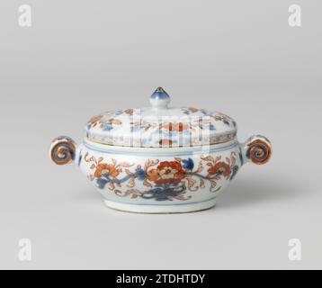 Tureen con spray floreali e due maniglie a spirale verticali, anonime, c. 1725 - c. 1849 terrina di porcellana con coperchio e due maniglie verticali a forma di voluta, verniciata in blu trasparente e su rosso e oro smalto. Un grande ramo floreale sulla parete; due rami floreali sui manici; il coperchio con quattro rami floreali e due rami floreali in un medaglione; sul bordo della servitù intervallato da un ramo floreale in un cartiglio. Imari cinese. Porcellana cinese. glassa. cobalto (minerale). Vernice oro (metallo) / doratura / vetrrificazione Terrina di porcellana con coperchio e due volute-S. Foto Stock