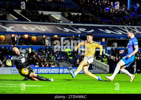 Birmingham, Regno Unito. 18 dicembre 2023. Cesare Casadei (7 Leicester City) spara durante la partita del campionato Sky Bet tra Birmingham City e Leicester City a St Andrews, Birmingham lunedì 18 dicembre 2023. (Foto: Kevin Hodgson | mi News) crediti: MI News & Sport /Alamy Live News Foto Stock