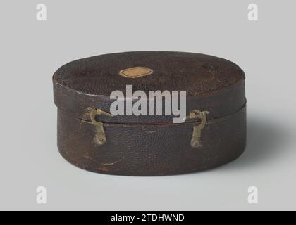 Fedral per Snuifdoos, Anonimo, 1850 - 1950 scatola ovale in legno con benvel rapinatore nero. Velluto rosso all'interno. Due ganci di chiusura sulla parte anteriore. Scatola di legno ovale in pelle di mare con benvel rapinatore nero. Velluto rosso all'interno. Due ganci di chiusura sulla parte anteriore. pelle di mare Foto Stock