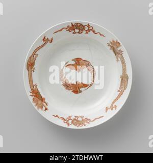 Zuppa del servizio drago rosso, Meissener Porzellan Manufaktur, c. 1730 piatto profondo rotondo di porcellana, dipinto in rosso e oro. Ci sono due foenissi sulla superficie piatta che insieme dipingono un cerchio. Due draghi e due simboli cinesi sono dipinti con archi sul bordo. Il tabellone è segnato. Porcellana float piatto profondo rotondo di porcellana, verniciato in rosso e oro. Ci sono due foenissi sulla superficie piatta che insieme dipingono un cerchio. Due draghi e due simboli cinesi sono dipinti con archi sul bordo. Il tabellone è segnato. Frattazzo in porcellana Foto Stock