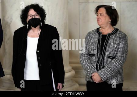 I giudici associati della Corte Suprema Sonia Sotomayor ed Elena Kagan partecipano a una cerimonia privata per il giudice della Corte Suprema in pensione Sandra Day o'Connor prima del riposo pubblico nella sala grande della Corte Suprema di Washington, lunedì 18 dicembre 2023. Il giudice o'Connor, nativo dell'Arizona, la prima donna a servire nella corte più alta della nazione, prestò servizio dal 1981 al 2006, e morì il 1 dicembre 2023 all'età di 93 anni. Credito: Jacquelyn Martin/Pool via CNP /MediaPunch Foto Stock