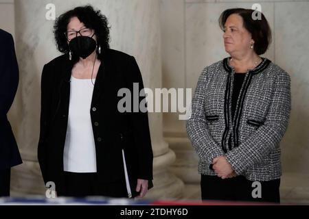 I giudici associati della Corte Suprema Sonia Sotomayor ed Elena Kagan partecipano a una cerimonia privata per il giudice della Corte Suprema in pensione Sandra Day OConnor prima del riposo pubblico nella sala grande della Corte Suprema di Washington, lunedì 18 dicembre 2023. Il giudice o Connor, nativo dell'Arizona, la prima donna a servire nella corte più alta della nazione, prestò servizio dal 1981 al 2006 e morì il 1 dicembre 2023 all'età di 93 anni. Copyright: XJacquelynxMartinx/xPoolxviaxCNPx/MediaPunchx Foto Stock