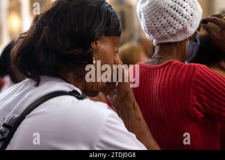 Salvador, Bahia, Brasile - 13 dicembre 2023: I fedeli pregano durante la messa nella chiesa di Santa Luzia nella città di Salvador, Bahia. Foto Stock