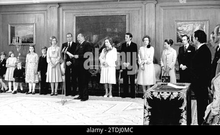 Madrid, 14/5/1977. Trasferimento dei diritti dinastici da parte di Don Juan de Borbón, su suo figlio Juan Carlos i, nel Palazzo Zarzuela. Nell'immagine, i re di Spagna, Don Juan Carlos e Doña Sofía con i loro due figli, Felipe ed Elena de Borbón (Doña Cristina non poteva partecipare all'evento), Don Juan de Borbón (pronunciando il suo discorso) e sua moglie, María de la Mercedes; e le figlie di Don Juan de Borbón, Doña Pilar e Doña Margarita con i rispettivi mariti, Luis Gómez-Acebo e Carlos Emilio Juan Zurita y Delgado. Crediti: Album / Archivo ABC Foto Stock